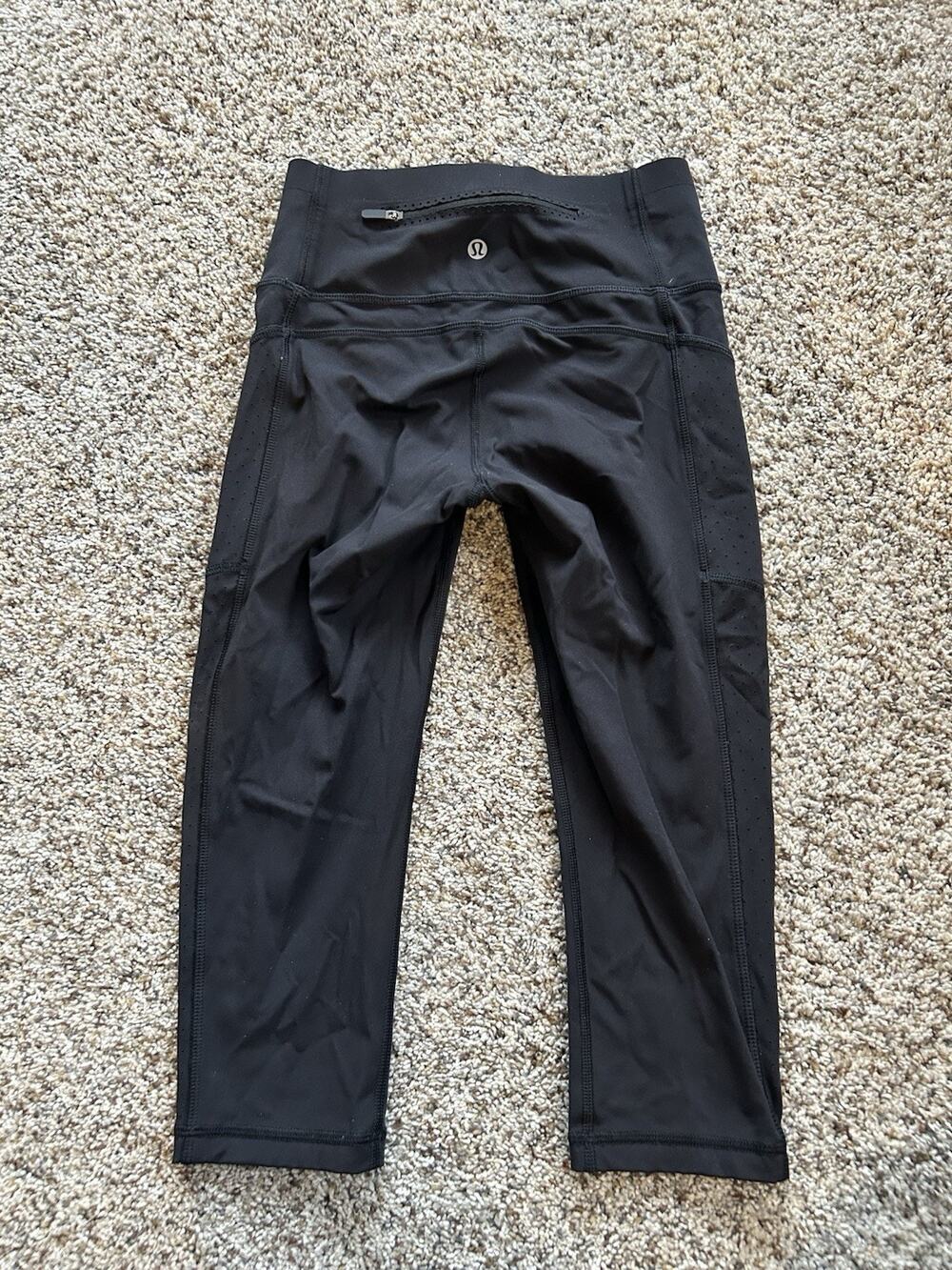 Lululemon size 4 Capri 17” Leggings Perforated Mesh Panels Black *RARE* B26